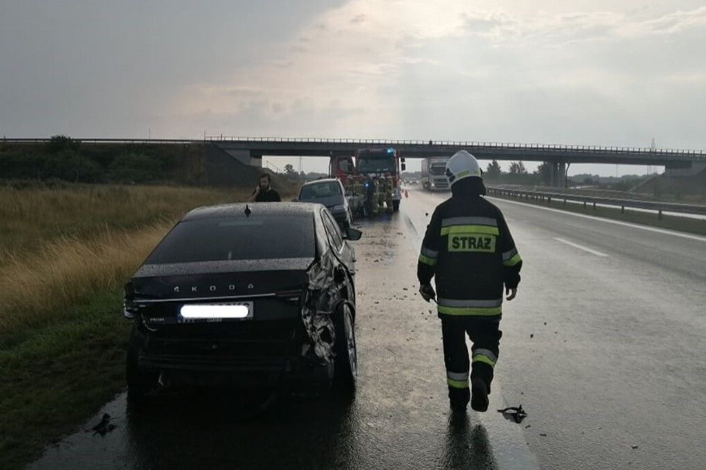 Zderzenie trzech samochodów na autostradzie A2