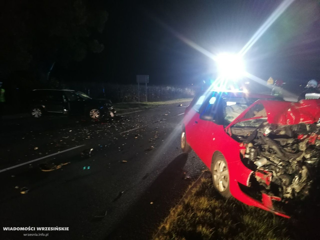 Czołowe zderzenie. Jedna osoba trafiła do szpitala