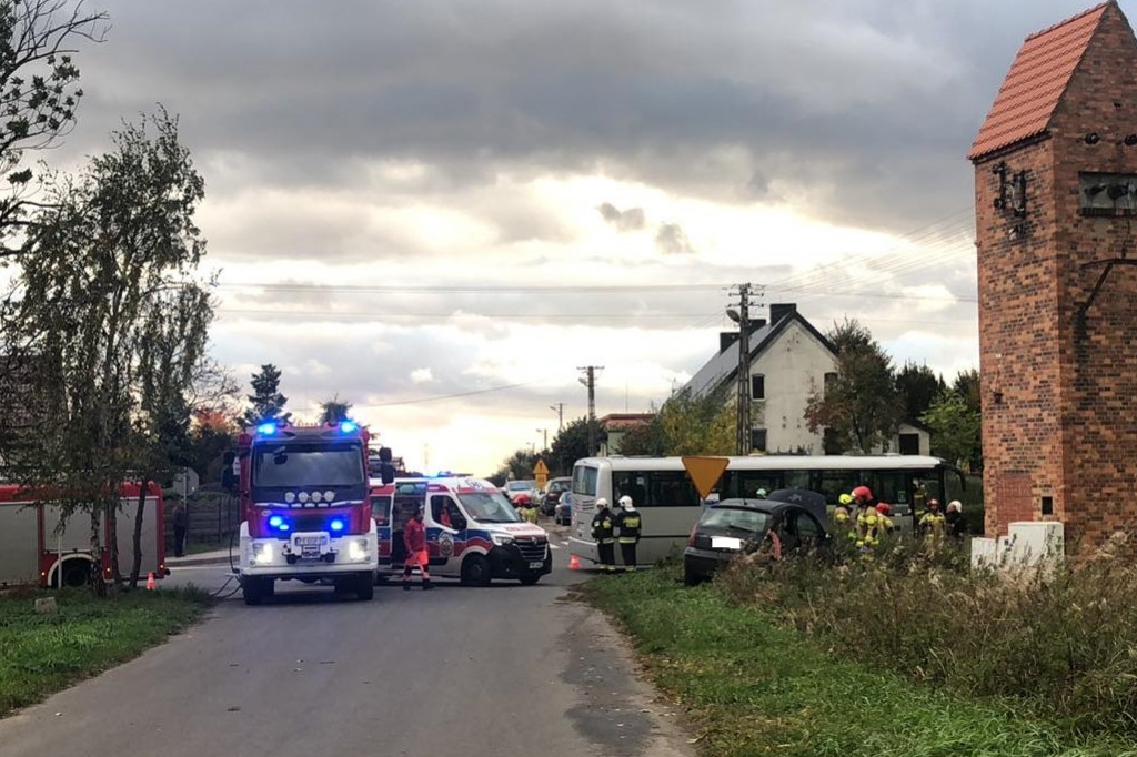 Zderzenie samochodu z autobusem. Są ranni