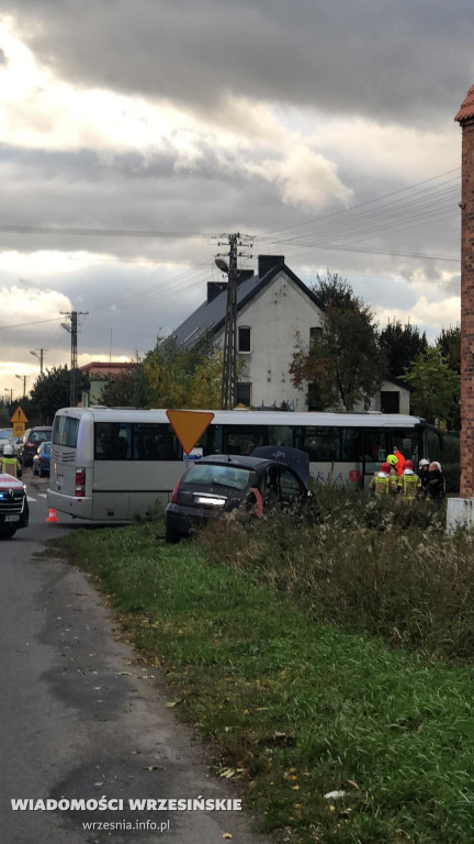 Zderzenie samochodu z autobusem. Są ranni