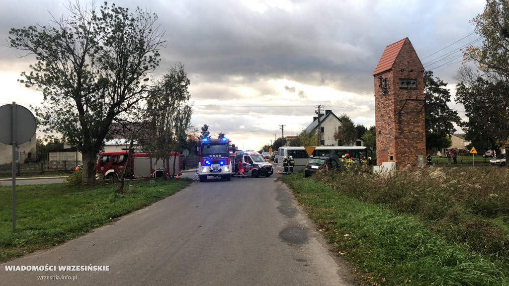Zderzenie samochodu z autobusem. Są ranni