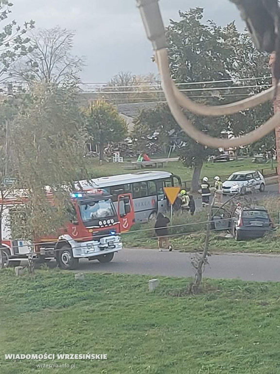 Zderzenie samochodu z autobusem. Są ranni