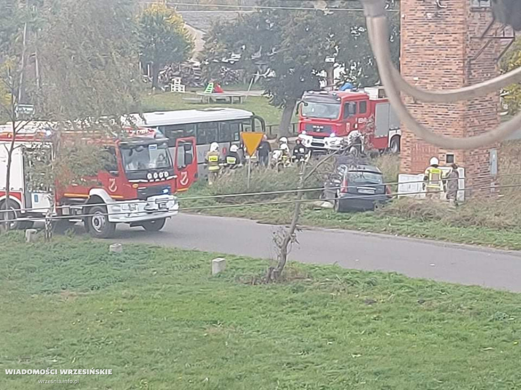 Zderzenie samochodu z autobusem. Są ranni