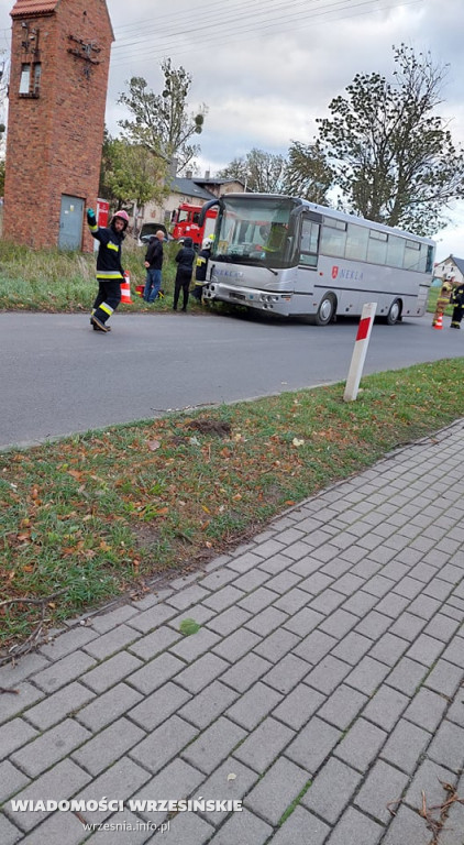 Zderzenie samochodu z autobusem. Są ranni