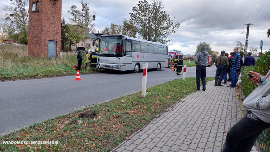 Zderzenie samochodu z autobusem. Są ranni