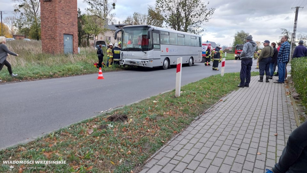 Zderzenie samochodu z autobusem. Są ranni