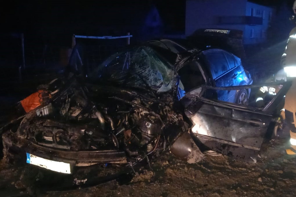 Roztrzaskane BMW. Strażacy wyciągnęli kierowcę