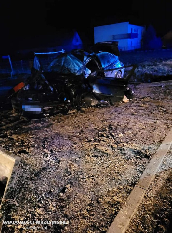 Roztrzaskane BMW. Strażacy wyciągnęli kierowcę