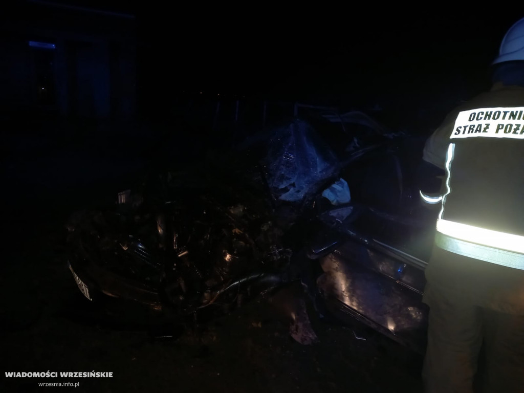 Roztrzaskane BMW. Strażacy wyciągnęli kierowcę