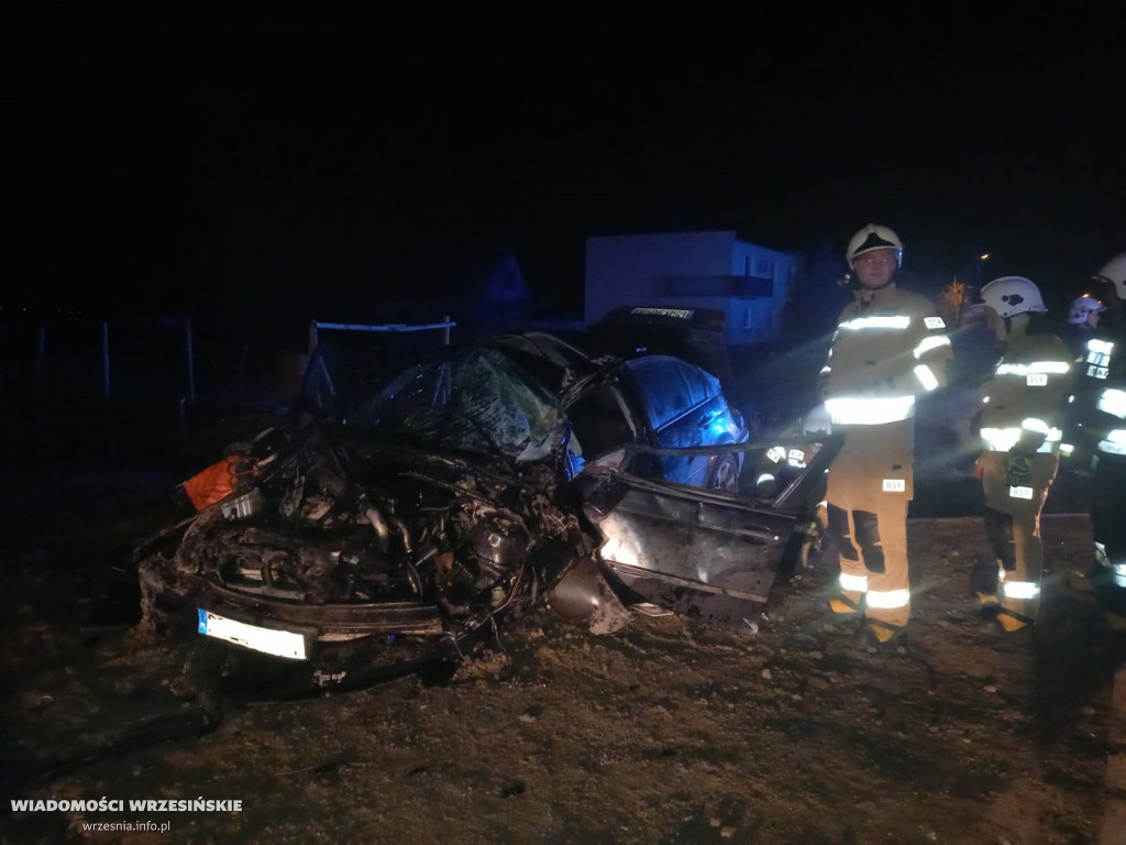 Roztrzaskane BMW. Strażacy wyciągnęli kierowcę