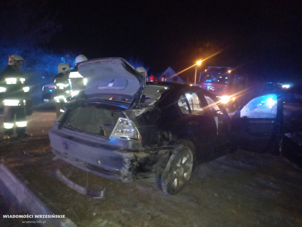 Roztrzaskane BMW. Strażacy wyciągnęli kierowcę
