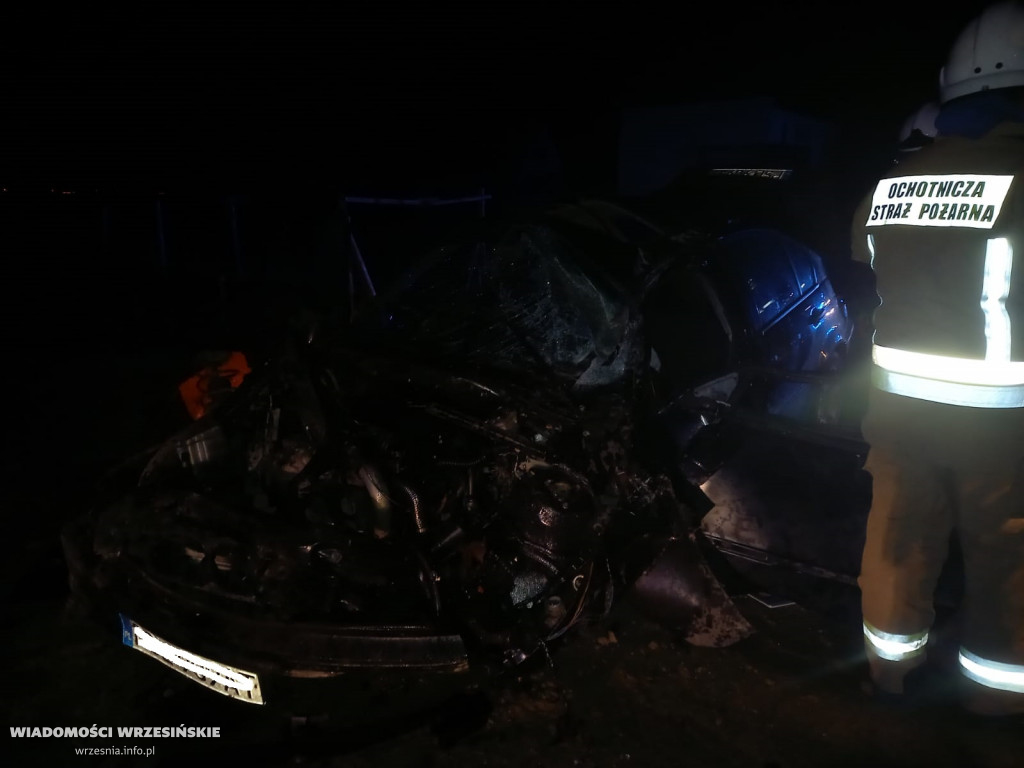 Roztrzaskane BMW. Strażacy wyciągnęli kierowcę