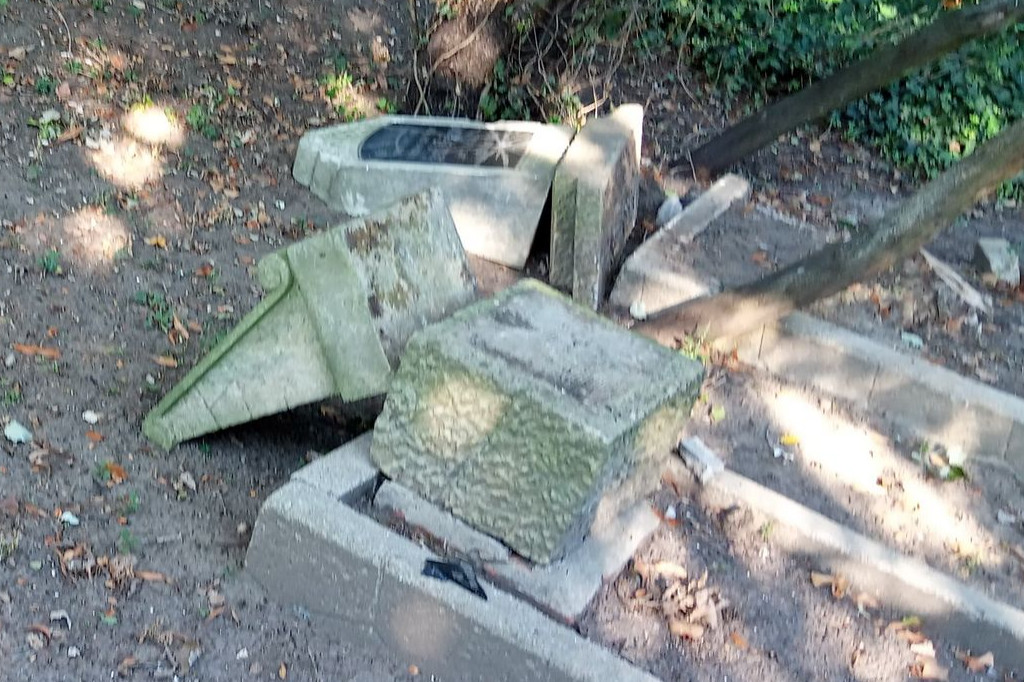 Wandale na cmentarzu w Sędziwojewie
