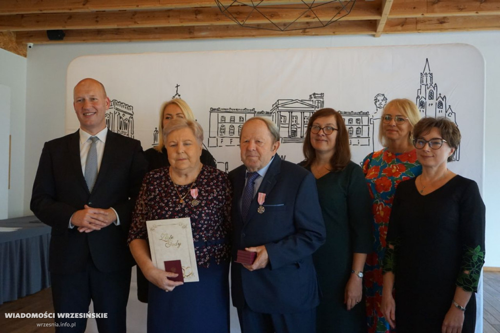 Jubilaci odbierali medale. Przeżyli ze sobą 50 lat