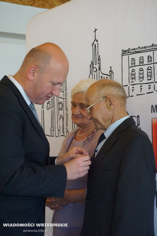 Jubilaci odbierali medale. Przeżyli ze sobą 50 lat