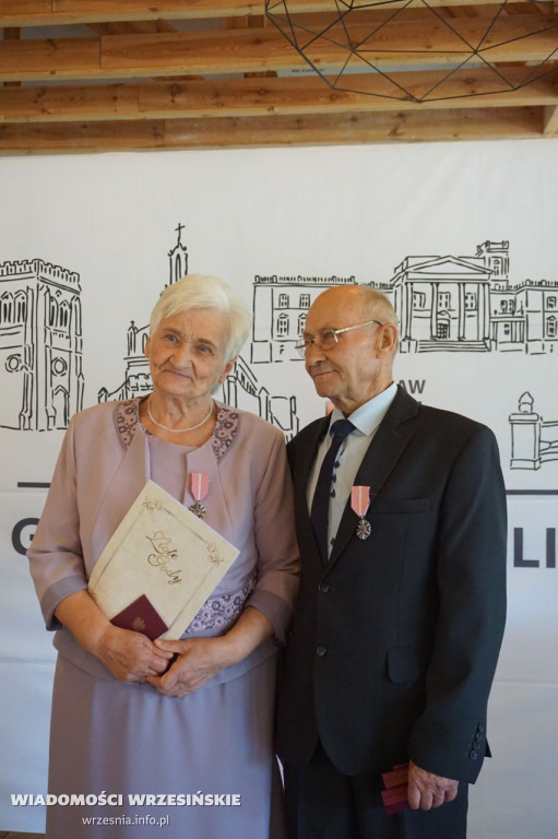 Jubilaci odbierali medale. Przeżyli ze sobą 50 lat