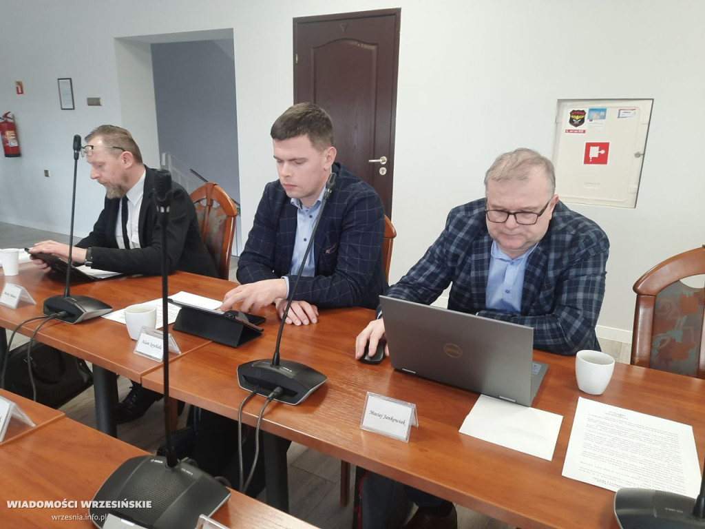 Radni wszystkie uchwały podjęli jednomyślnie FOTO