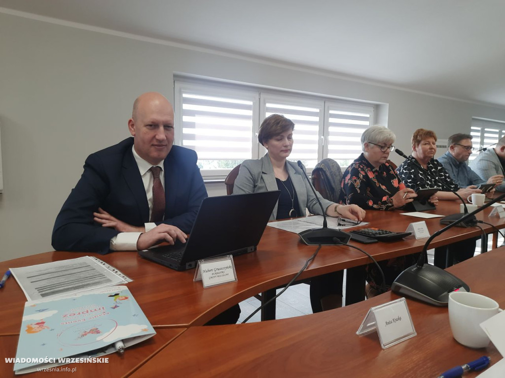 Radni wszystkie uchwały podjęli jednomyślnie FOTO
