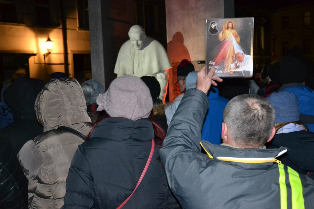 Wrześnianie razem pod pomnikiem papieża