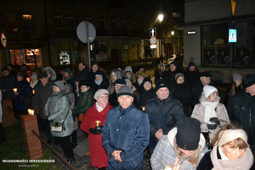 Wrześnianie razem pod pomnikiem papieża