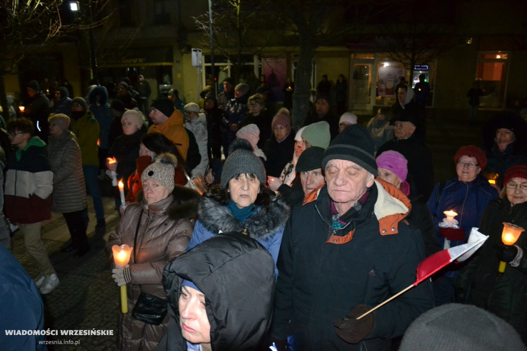 Wrześnianie razem pod pomnikiem papieża