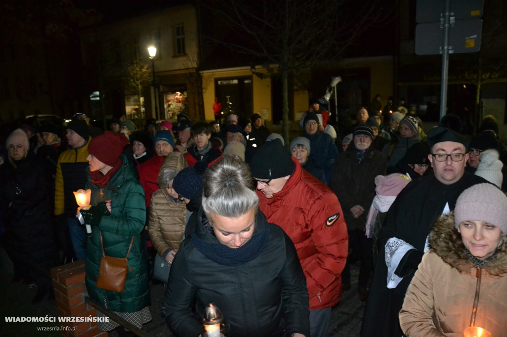 Wrześnianie razem pod pomnikiem papieża