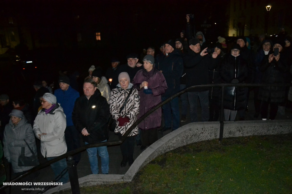 Wrześnianie razem pod pomnikiem papieża