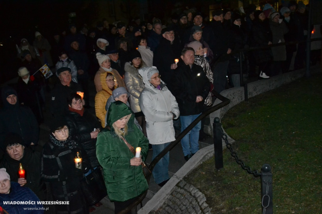 Wrześnianie razem pod pomnikiem papieża