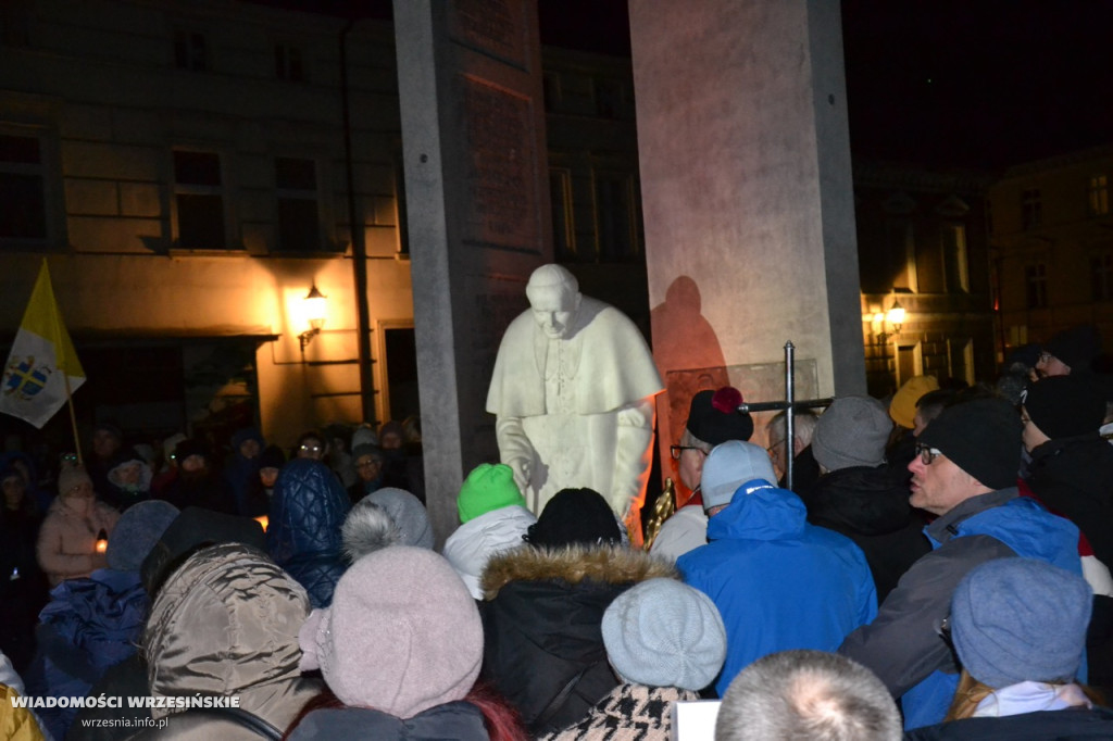 Wrześnianie razem pod pomnikiem papieża