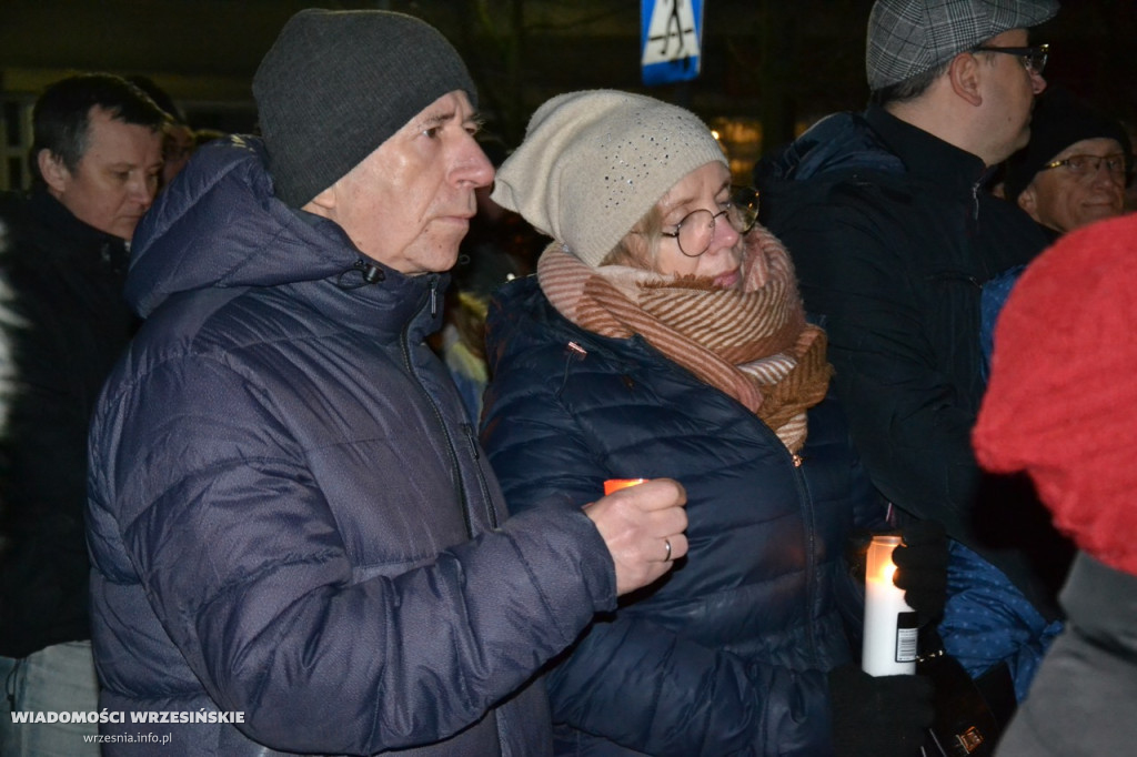 Wrześnianie razem pod pomnikiem papieża