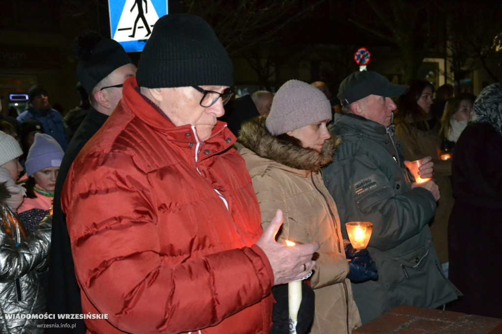 Wrześnianie razem pod pomnikiem papieża