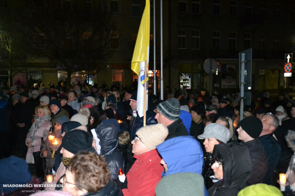 Wrześnianie razem pod pomnikiem papieża