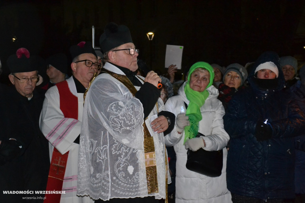 Wrześnianie razem pod pomnikiem papieża