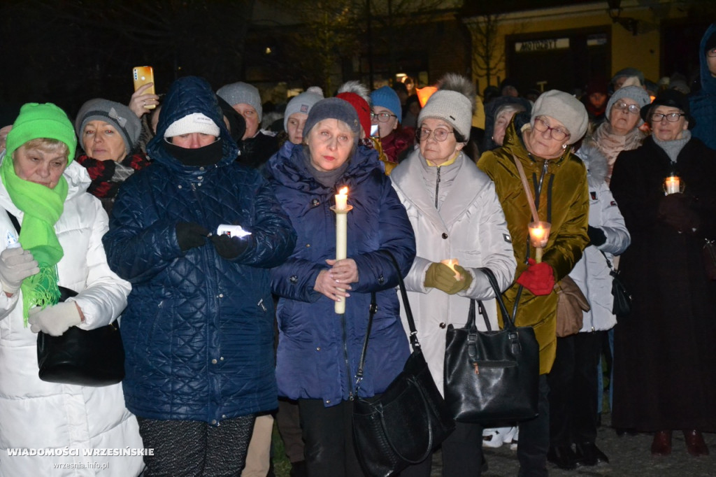 Wrześnianie razem pod pomnikiem papieża