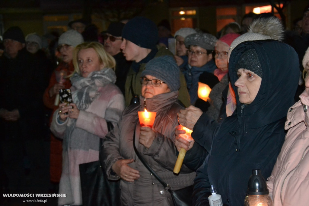 Wrześnianie razem pod pomnikiem papieża