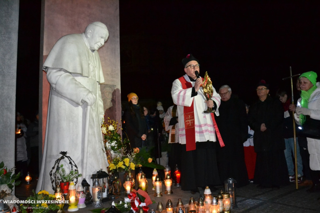 Wrześnianie razem pod pomnikiem papieża