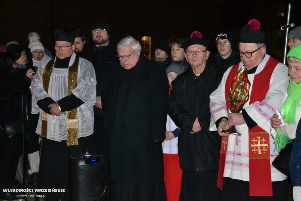 Wrześnianie razem pod pomnikiem papieża