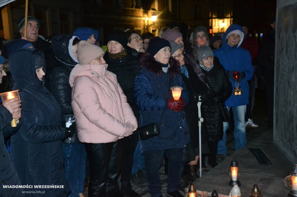 Wrześnianie razem pod pomnikiem papieża