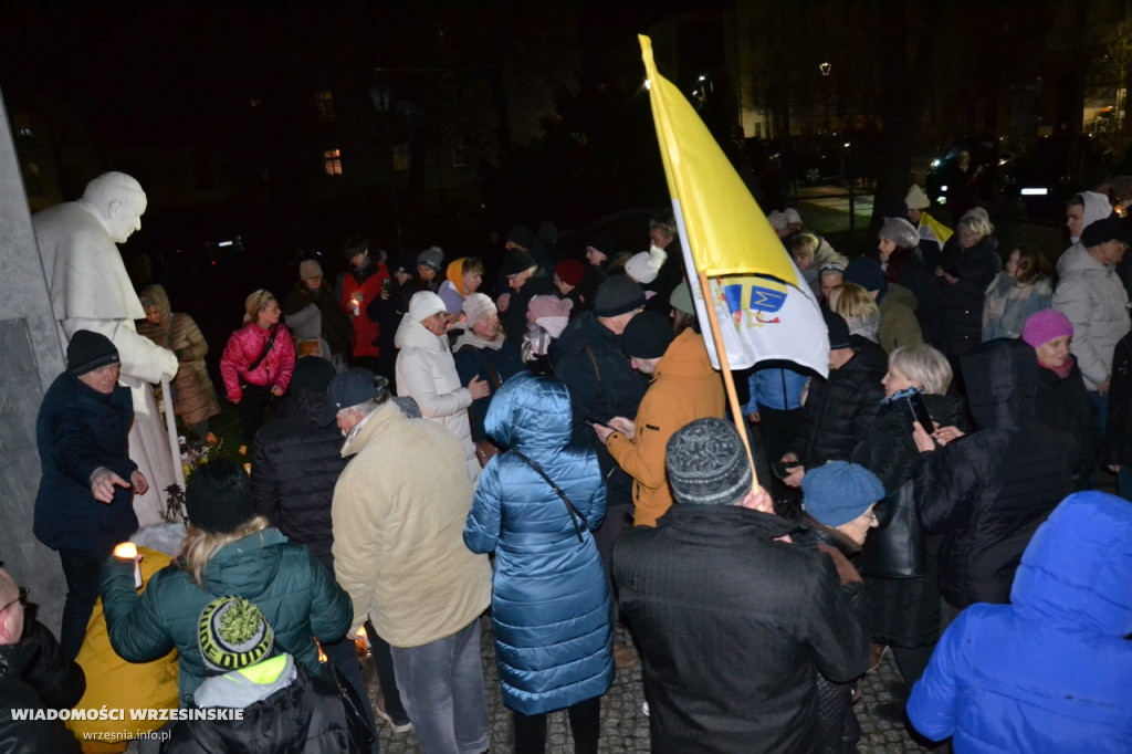Wrześnianie razem pod pomnikiem papieża