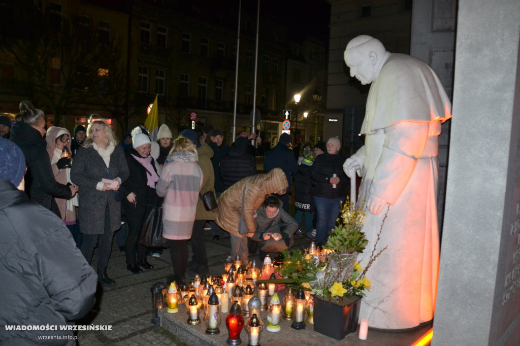 Wrześnianie razem pod pomnikiem papieża