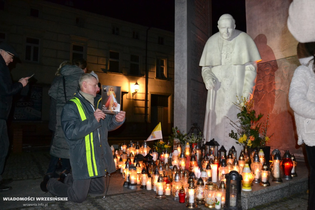 Wrześnianie razem pod pomnikiem papieża