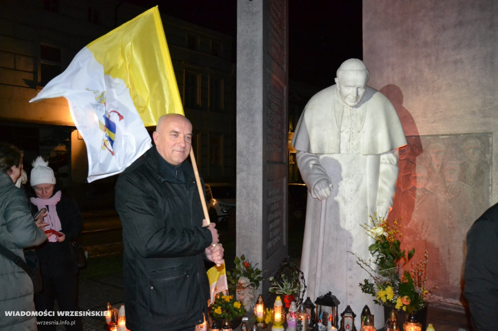Wrześnianie razem pod pomnikiem papieża