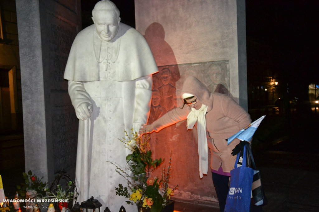 Wrześnianie razem pod pomnikiem papieża