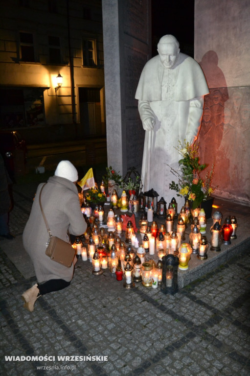 Wrześnianie razem pod pomnikiem papieża