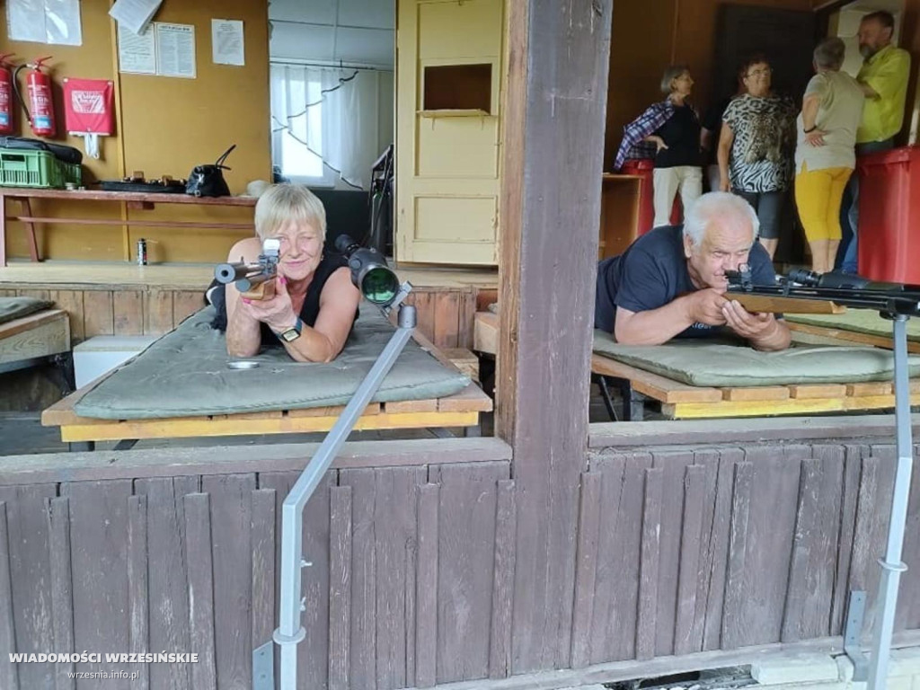 Pyzdrscy seniorzy na strzelnicy