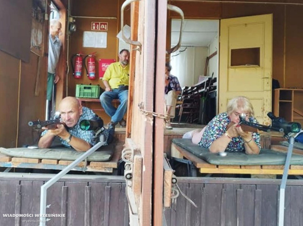 Pyzdrscy seniorzy na strzelnicy