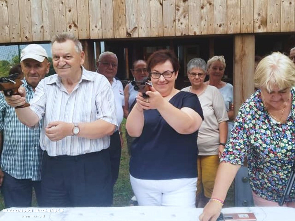 Pyzdrscy seniorzy na strzelnicy
