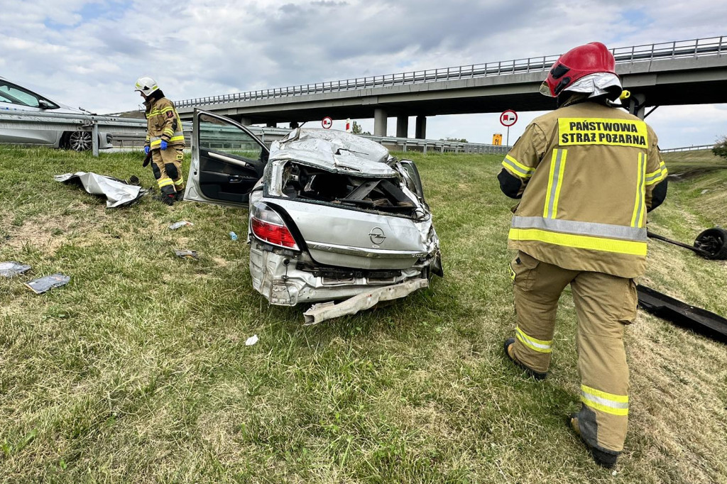 Dachowanie samochodu osobowego na autostradzie