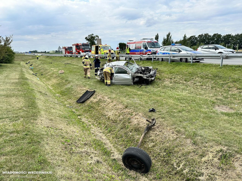 Dachowanie samochodu osobowego na autostradzie