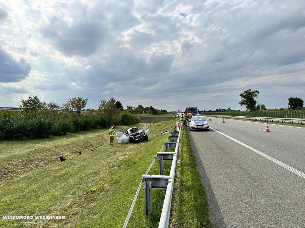 Dachowanie samochodu osobowego na autostradzie